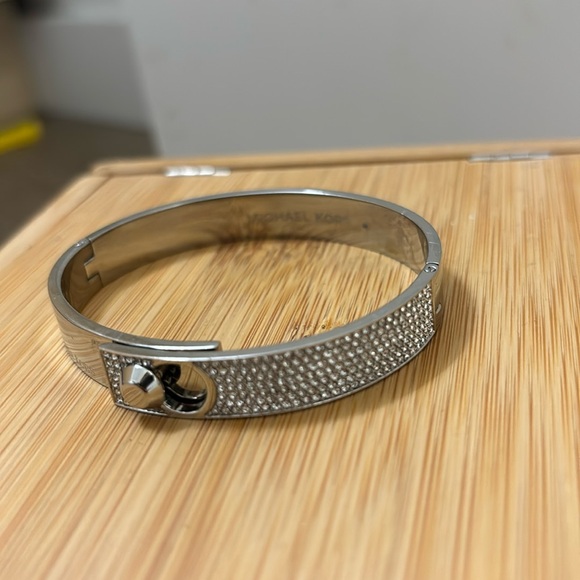 💎3/$50💎 Michael Kors Silver Double Hinge Bracelet - Picture 1 of 4
